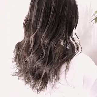 セミロング カラー ハイライト／艶カラー 大河シンジのヘアスタイル