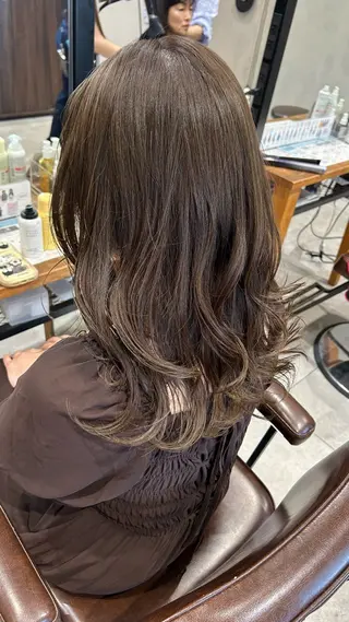 ミディアム カラー オリーブベージュ/ ブリーチなし透明感のヘアスタイル