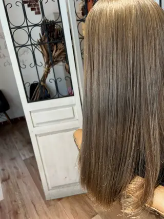ロング 巽 愛夏のヘアスタイル