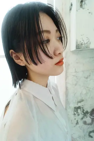 ミディアム オオネザワ ユカのヘアスタイル