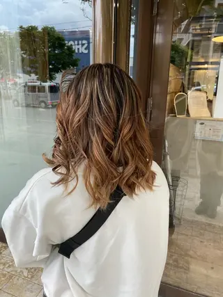 セミロング andKおもろまち店 艶ダブルカラー✨のヘアスタイル