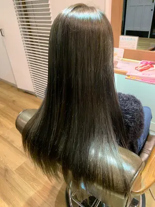 ロング カラー ツキダテ ユイのヘアスタイル