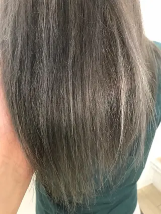ミディアム カラー レイヤーカット 西村あきやのヘアスタイル