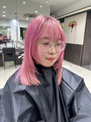 ミディアム 明日空きあり‼️ 艶々カラー🩷のヘアスタイル