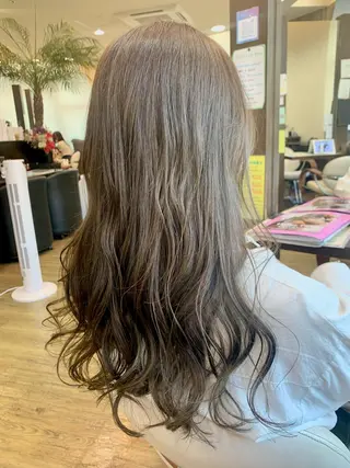 ロング カラー 佐藤 瑚碧のヘアスタイル