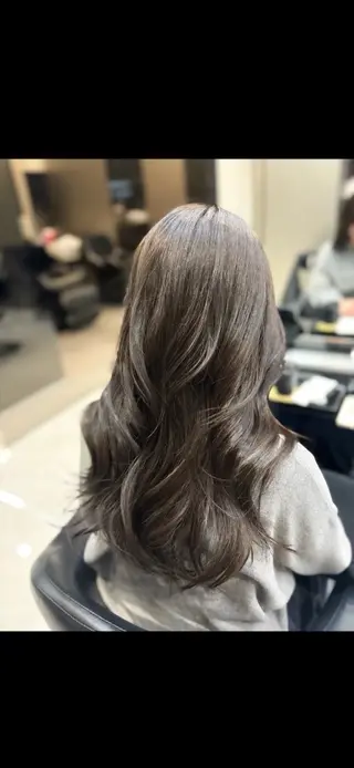 ロング カラー 秋屋 美々梨のヘアスタイル