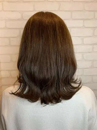 セミロング カラー 秋葉 万柚子のヘアスタイル