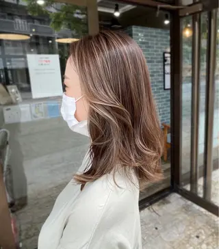 セミロング andKおもろまち店 艶ダブルカラー✨のヘアスタイル