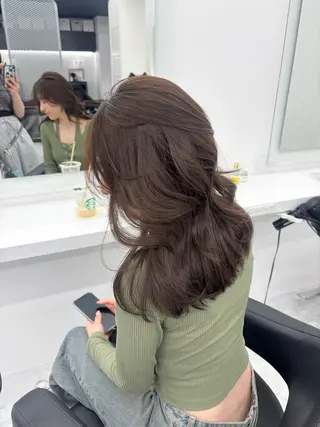 セミロング カラー 抜け感レイヤー︴ ニュアンスカラーのヘアスタイル