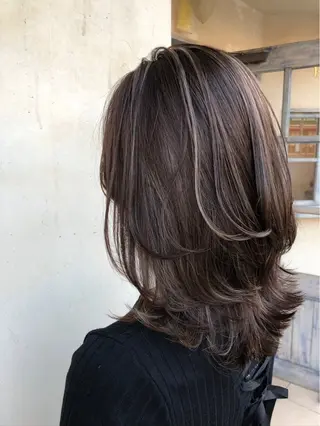 セミロング amie by afloatのヘアスタイル