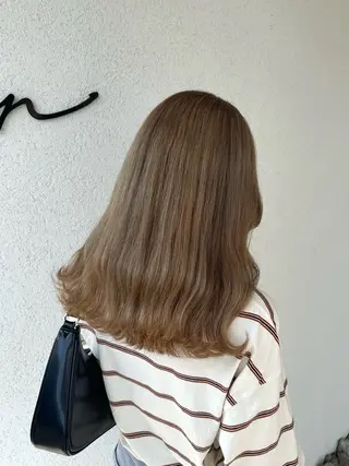 セミロング カラー 青山 里帆のヘアスタイル