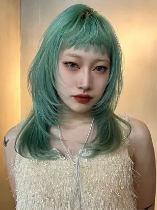 セミロング カラー イツク ⚡️ ルーツ/ハイトーンのヘアスタイル