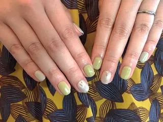 ミディアム ネイル Blowe ニュアンスのネイルデザイン