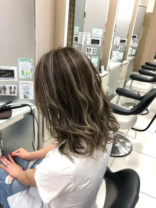 セミロング カラー 渕向 克海のヘアスタイル
