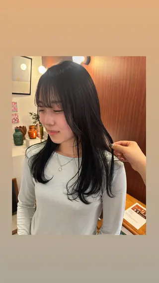 ロング カラー illatos サヤナのヘアスタイル