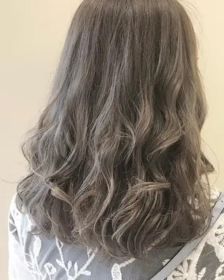カラー ミヤワキ モモコのヘアスタイル