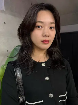 セミロング レイヤーカット\ウル フ　chinatsuのヘアスタイル