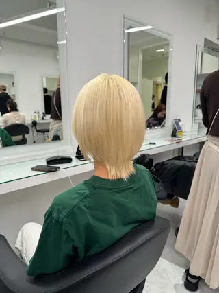 ミディアム カラー ヘアアレンジ ウルフカット×ハイ トーン職人🤍ゆうひのヘアスタイル