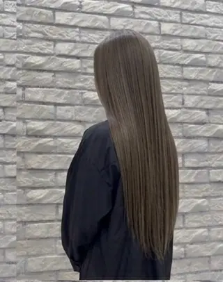 ロング 透明感カラー特化若山 結愛のヘアスタイル
