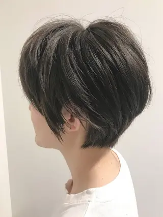 ショート 🎨艶感ニュアンス カラー🐬櫻井海星のヘアスタイル