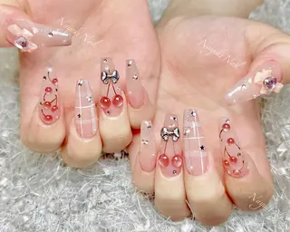 ネイル 🦋 Queenieのネイルデザイン