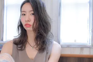 セミロング カラー パーマ 鈴木 悠のヘアスタイル