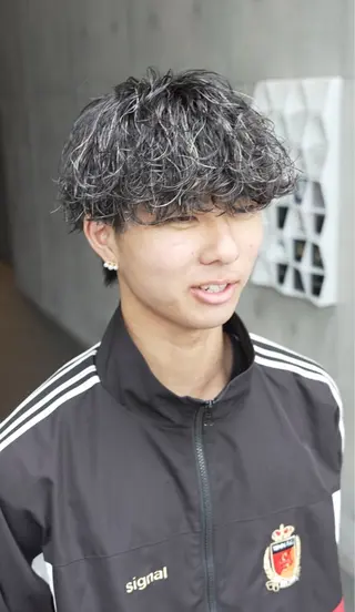 ショート カラー メンズ スパイキーショート パーマ　具志堅　太志のヘアスタイル