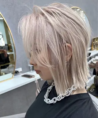 セミロング 韓国風 白髪ぼかし NAOTOのヘアスタイル