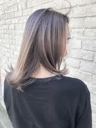 セミロング あやか 白髪ぼかしハイライトのヘアスタイル