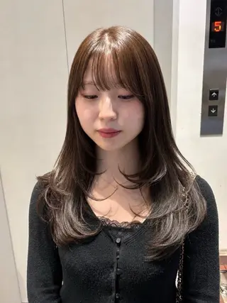 セミロング カラー 韓国レイヤー⋆౨ৎﾟ 透カラー🩶／ユウキのヘアスタイル