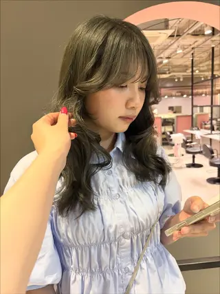 ロング カラー ヨシノ マナウのヘアスタイル