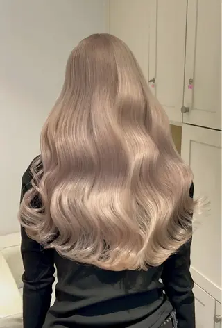 ロング コスギ ユカナのヘアスタイル