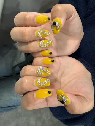 ネイル LAVISH 大和店 emi・:*+のネイルデザイン