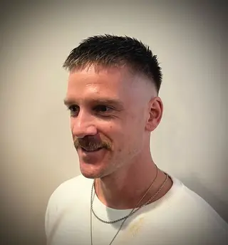 ショート 岡本 佳久のヘアスタイル