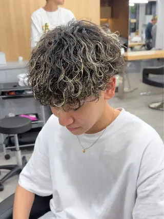 カラー パーマ メンズ 磯村 翔大のヘアスタイル