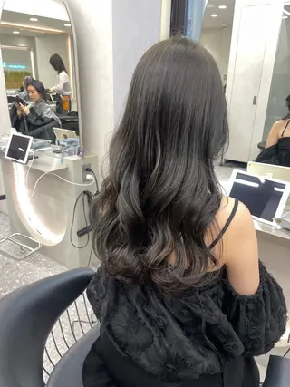 ロング 透明感オリーブ🫒/ ブリーチなしWカラーのヘアスタイル