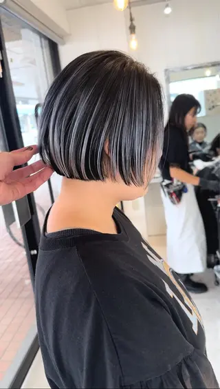 カラー 🩵HOLLY🩵 ブリーチ🩵カレンのヘアスタイル