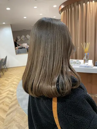 ミディアム 透明感オリーブ🫒/ ブリーチなしWカラーのヘアスタイル