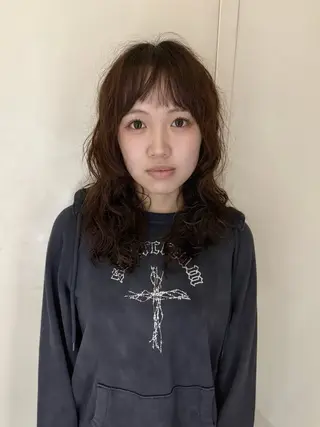 セミロング パーマ BURROW うえみ 寿々のヘアスタイル
