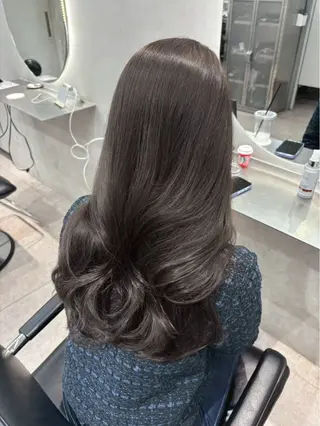 ロング モデル支持率Ｎｏ．1 透明感グレージュのヘアスタイル
