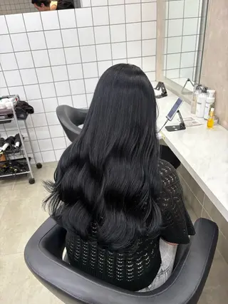 ロング 寒色/ベージュヘア ブリーチありMiOのヘアスタイル