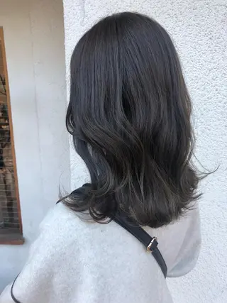 カラー kana .オリーブ /ナチュラルヘアのヘアスタイル