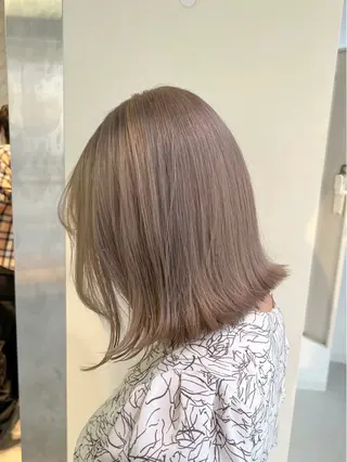 セミロング カラー 艶ハイトーン🔆 ️️️安座間 希のヘアスタイル