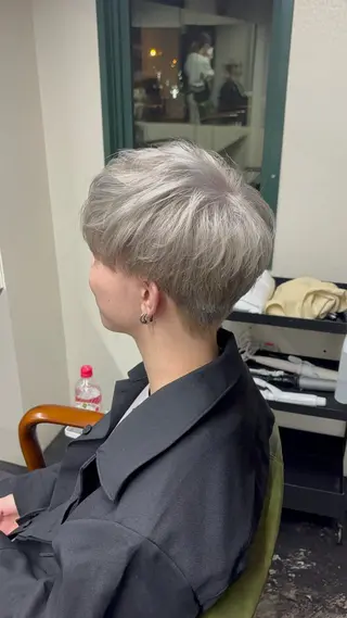 カラー メンズ 岡村 莉穂のヘアスタイル