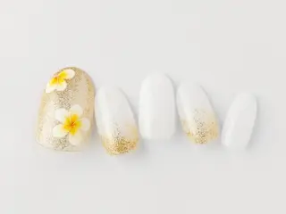 ショート Tiary🤍 Sachikaのネイルデザイン