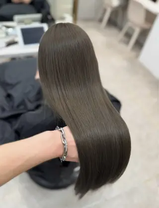 ロング カラー tomoya 透明感のグレージュのヘアスタイル