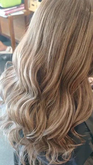 カラー グラッド ヘアーのヘアスタイル
