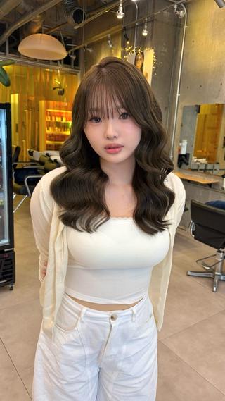ロング 【ハイトーン特化】 Hugのヘアスタイル