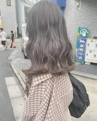 ミディアム カラー ネイル ハイトーンボブ 前田 表参道　グレージュのヘアスタイル