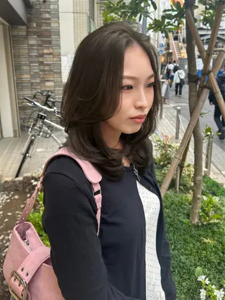 ミディアム カラー 三富 陽菜のヘアスタイル